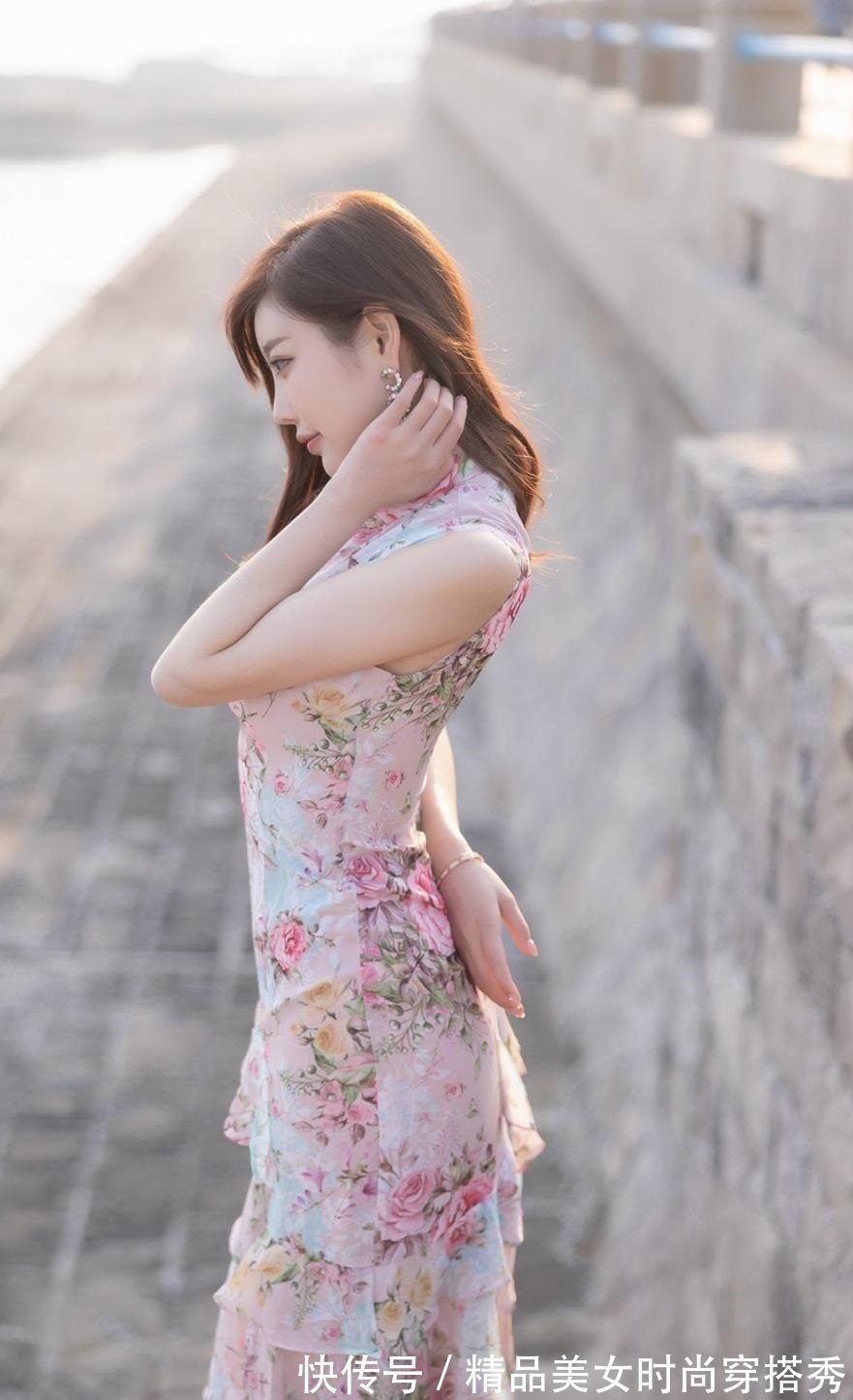 印花 改良版的旗袍连衣裙,用吸睛的印花点缀裙身,优雅范十足