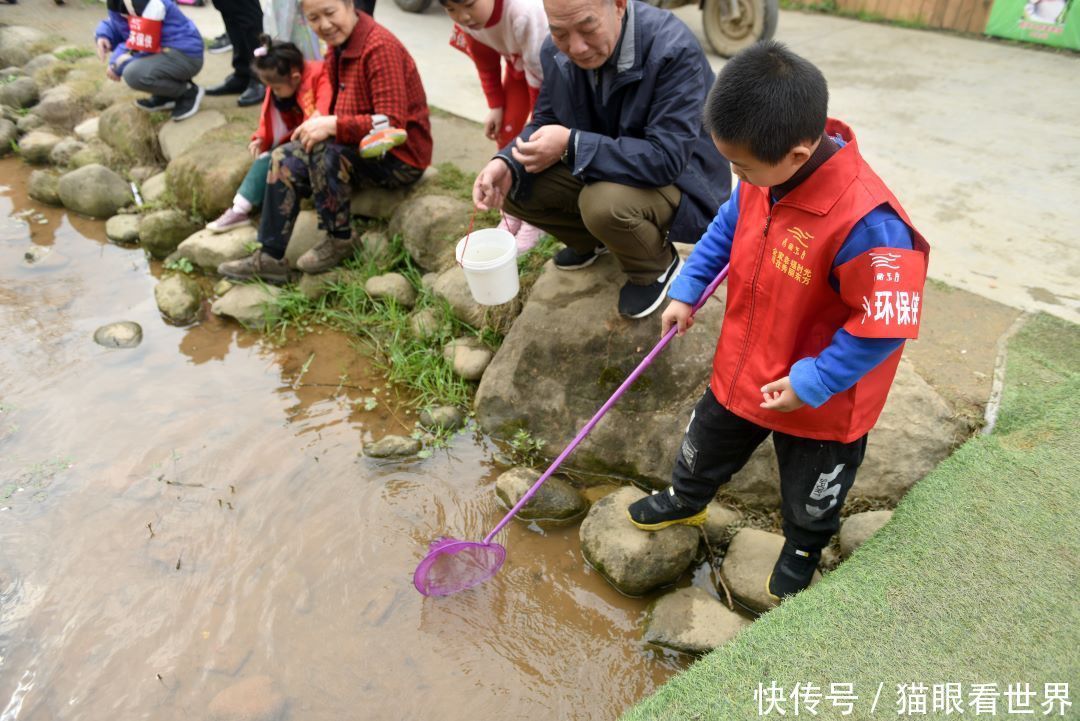 让美景常驻 文明你我他 秀丽东方小小巡查员成景区最亮眼风景线