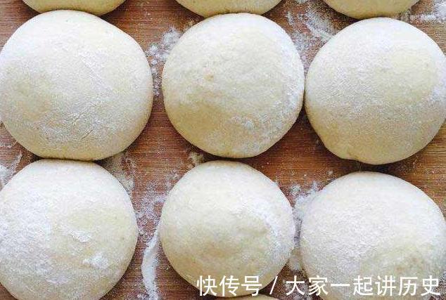 蒸馒头,光加酵母是错误的!偷偷加点它,馒头香软更好吃