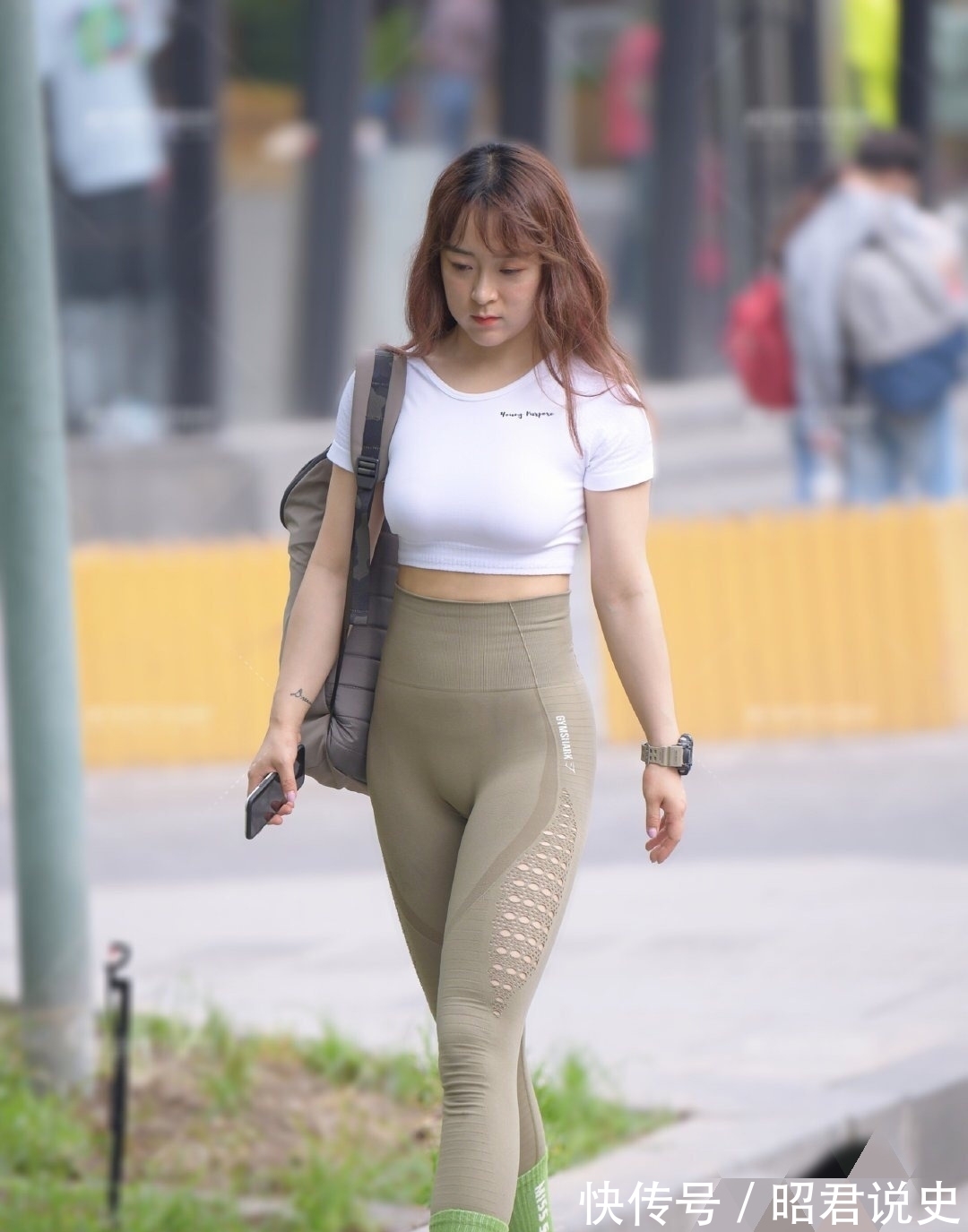 紧身 打底裤的紧身设计绽放你的青春,美出新高度