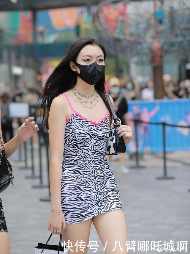  慵懒|慵懒睡衣风的吊带裙穿出了女性的浪漫柔情，不是所有人都会懂！