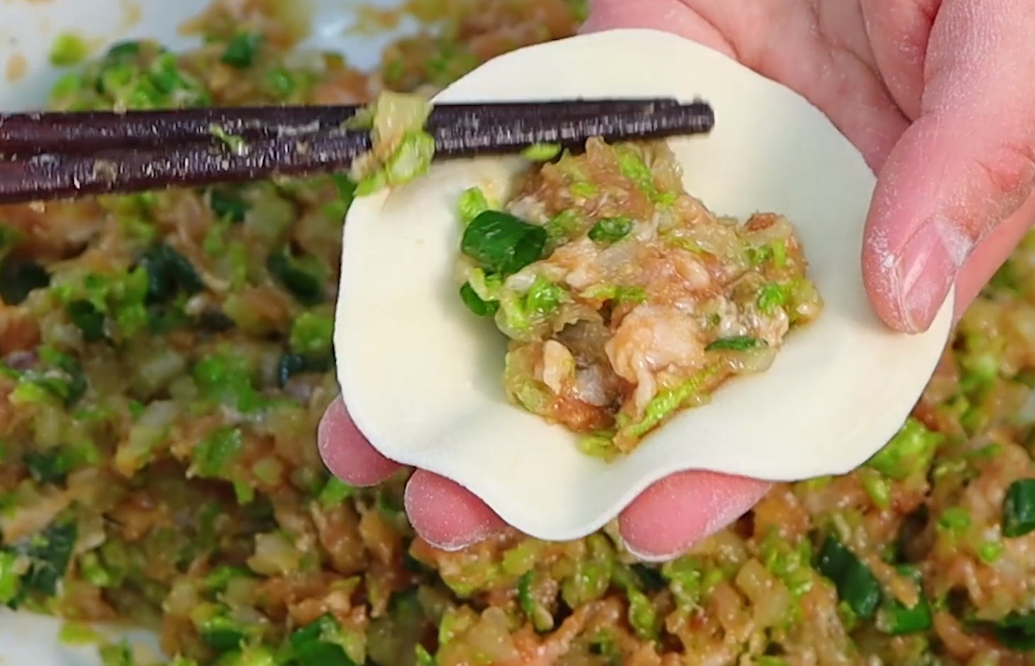 白菜饺子怎么调馅才好吃教你一个小技巧，鲜香多汁，至少吃2盘
