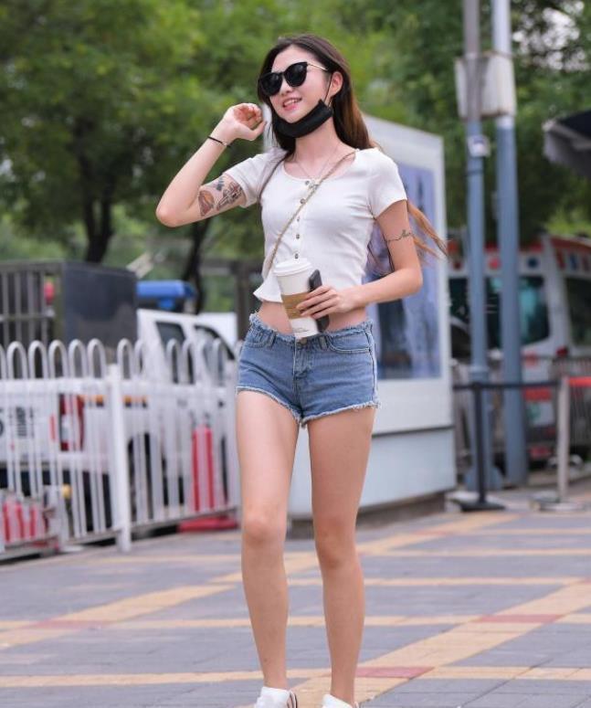 街拍:小姐姐搭配尽显青春靓丽,大方又优雅