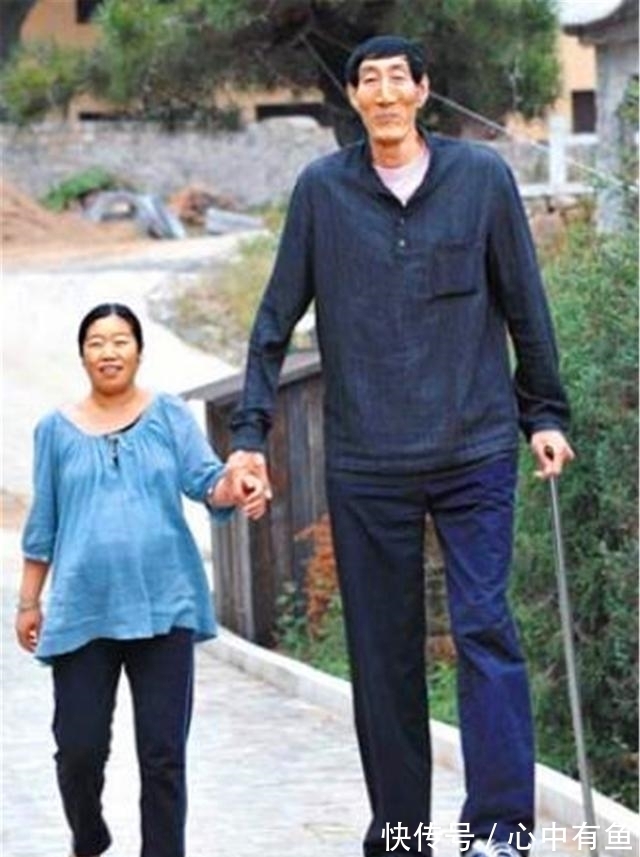 海豚|中国巨人鲍喜顺,身高2米36,儿子10岁身高1米6,妻子还想要二胎