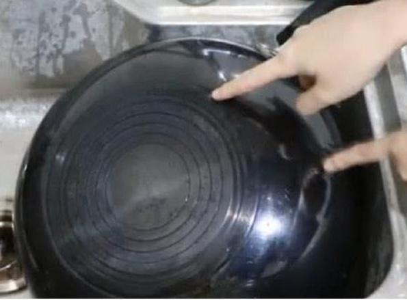 锅用久了，底部“黑垢”厚又硬教你1个“笨办法”，干净不费劲