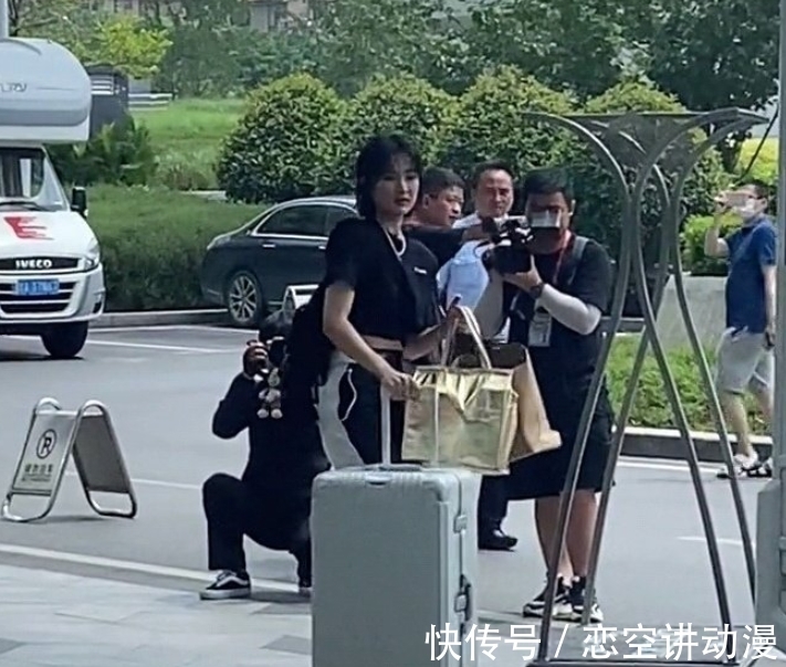 小姐姐|《中餐廳5》路透，周也餐廳造型曝光，龔俊自帶鍋錄制節(jié)目