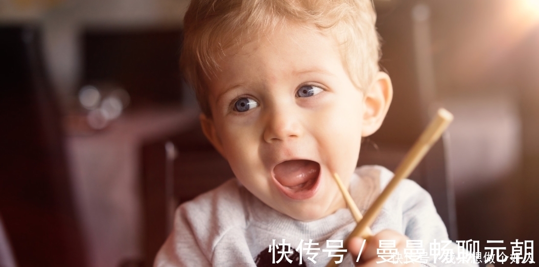 宝宝|孩子几岁学用筷子比较好?太早接触不合适,容易影响娃的积极性