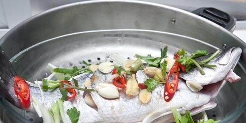 做清蒸鱼，别再用料酒去腥了，改用它，肉又鲜又嫩，没一点腥味