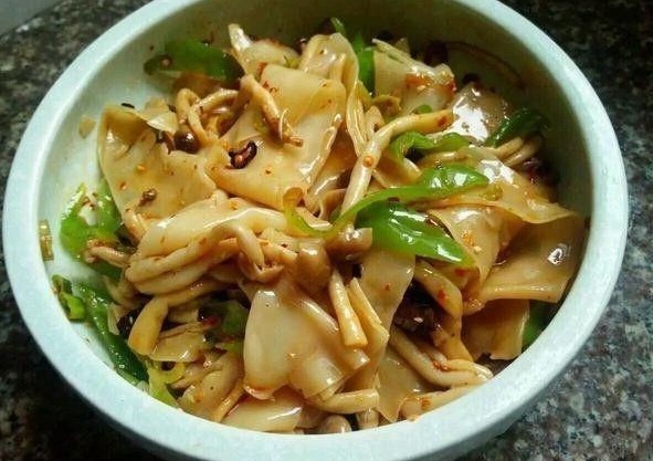 饺子皮做的这道美食,比饺子还好吃,再也不用担心剩饺子皮了