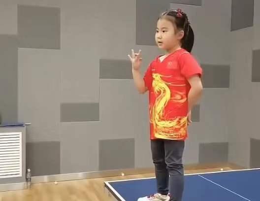 反省|王楠女儿被教练罚站球台,数手指反省,富豪郭斌发文自嘲是破爹