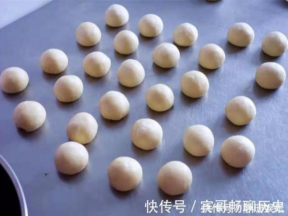 教你在家做香甜松软小面包,做法简单方便,比买的好吃多了