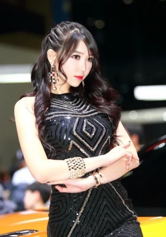 韩国知名车模, 时尚镂空连衣裙, 带出迷人性感, 网友: 好身材!