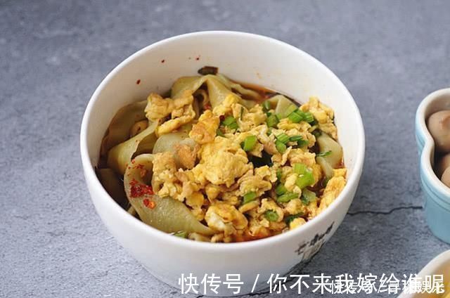 红枣|晒晒今天早餐，5道硬菜，网友如此吃法，看着就流口水