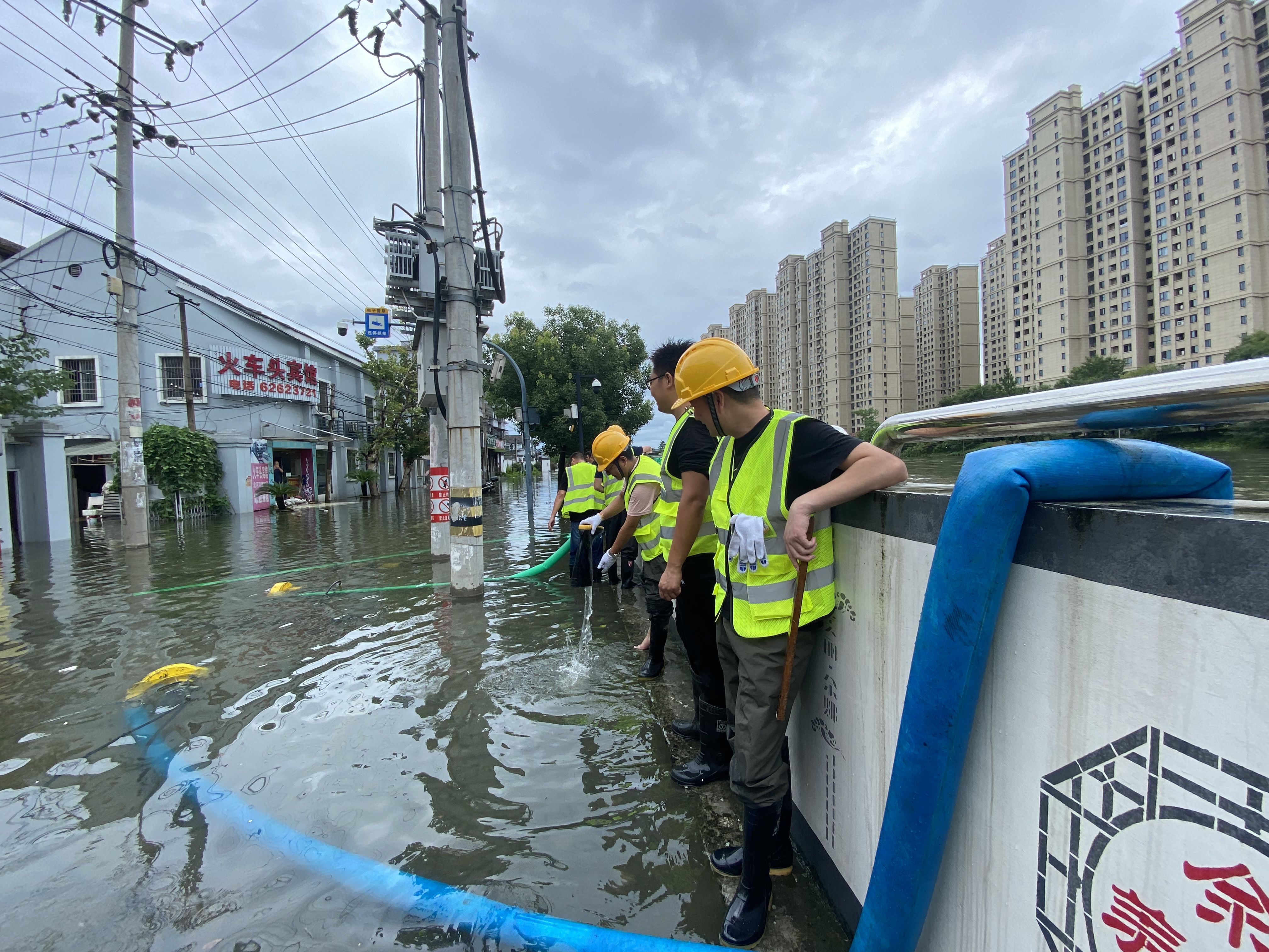 排污泵|象山水务集团救援队奔赴余姚抢险一线 不眠不休守在设备旁