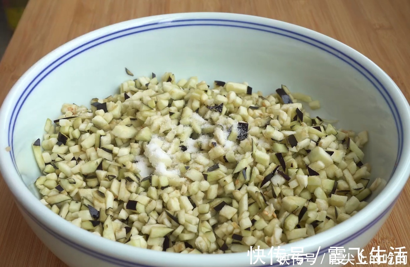 茄子学会这样做，好吃到你不想放筷子，无水无油，越吃越想吃