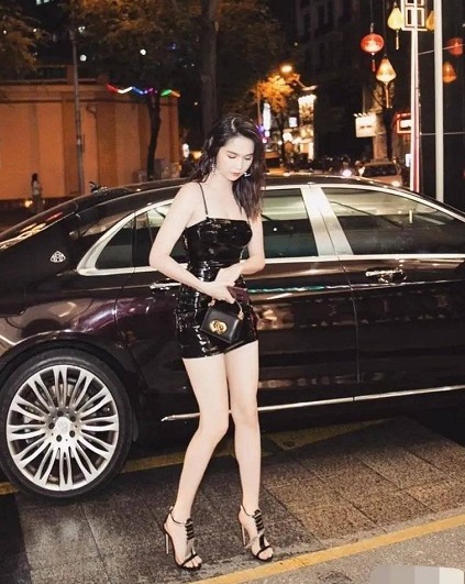 紧身|“越南美女”邓玉贞够大胆,穿漆皮二分裙,不吝啬自己好身材