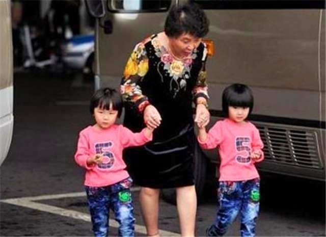 高龄|晚年丧女,6旬老人不听劝告生双胞胎女儿,11年过去,现怎样了