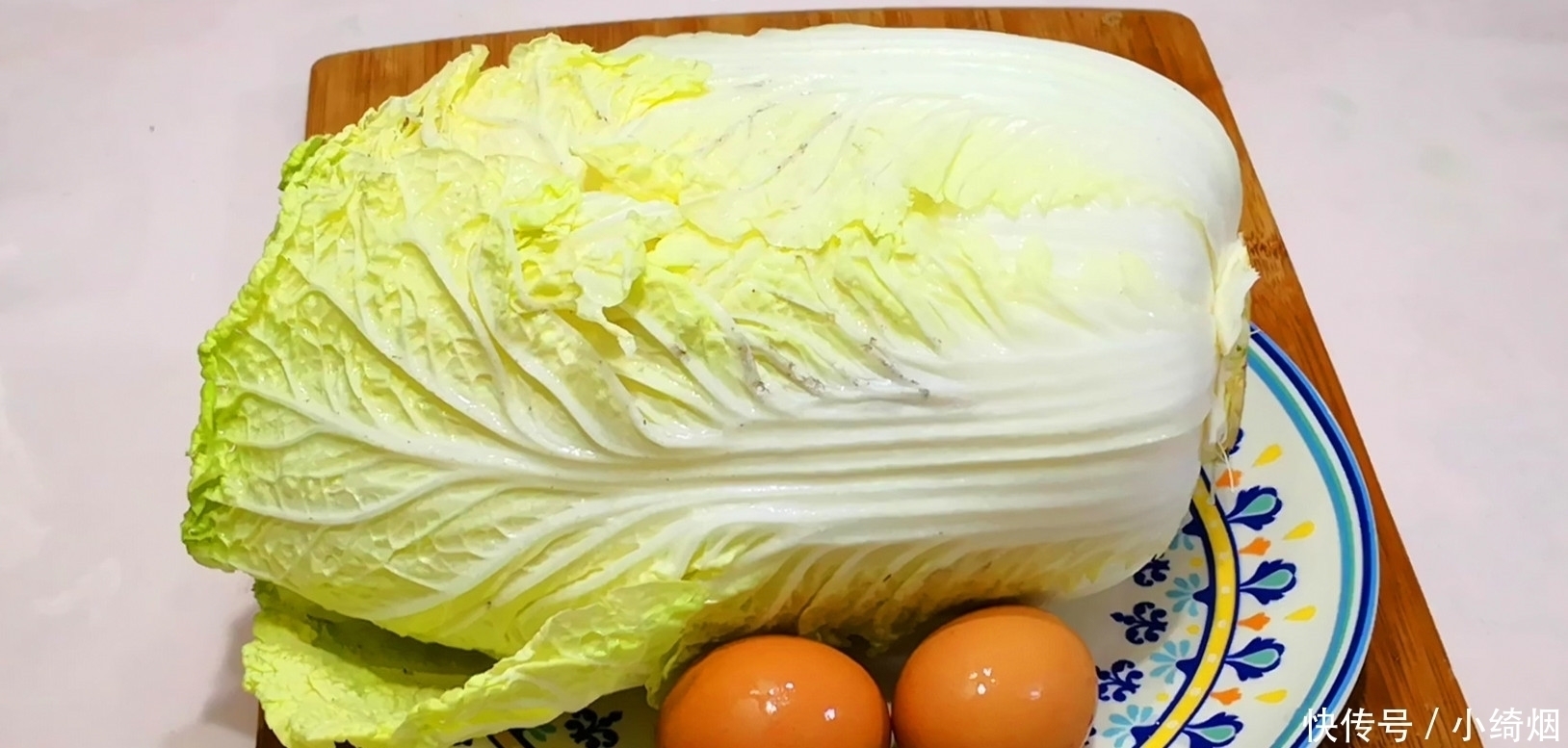 白菜别只炖和炒了,加2个鸡蛋,比吃肉还香,上桌汤汁都不剩,香