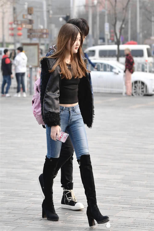 紧身牛仔裤搭配过膝靴,要选择高跟款式更好看,衬托出精致时尚