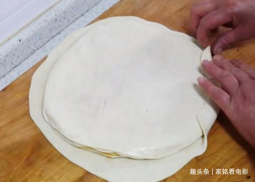 椒盐千层饼的家常做法，营养好吃，咸香入味，家人爱吃的可口早餐