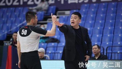 底线|杨鸣诈病挑战CBA底线受重罚,球迷不满姚明不留情面,区别对待