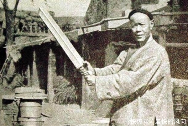 罕见|罕见清朝斩首老照片:刽子手行刑时用的鬼头刀,行刑前表情淡漠!