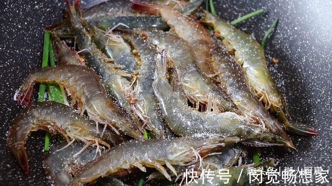 大虾不用水煮,撒点盐焖一下,比白灼虾更好吃,脆嫩Q弹