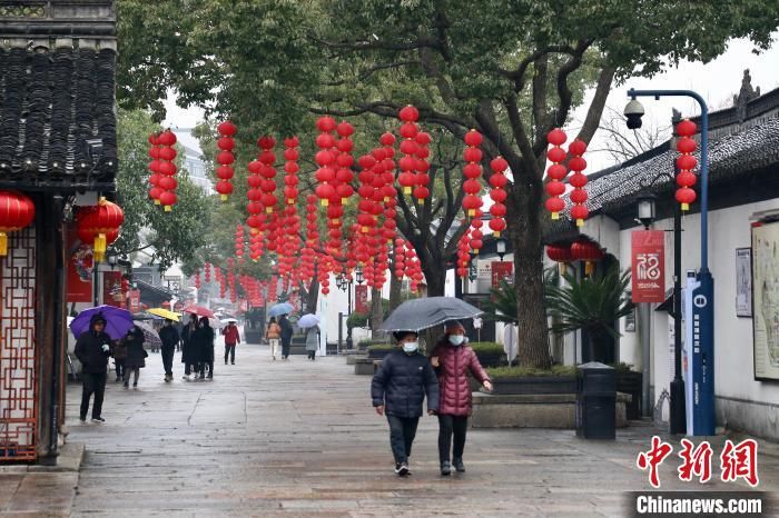 绍兴#访浙江绍兴鲁迅故里：大年初一年味浓 民众细雨中祈福