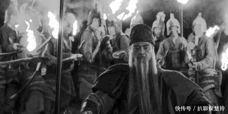 偃月|关羽身跨赤兔马,手提八十二斤青龙偃月刀?别再被骗了,都是假的