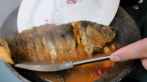  红烧鱼怎么做不破损又入味？饭店大厨亲授技巧，鱼肉鲜嫩超下饭