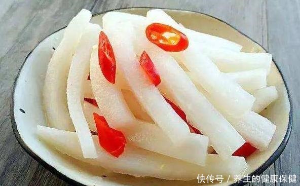 腌萝卜时,盐和糖哪个先放有人做错了,难怪萝卜难吃,一点不脆!