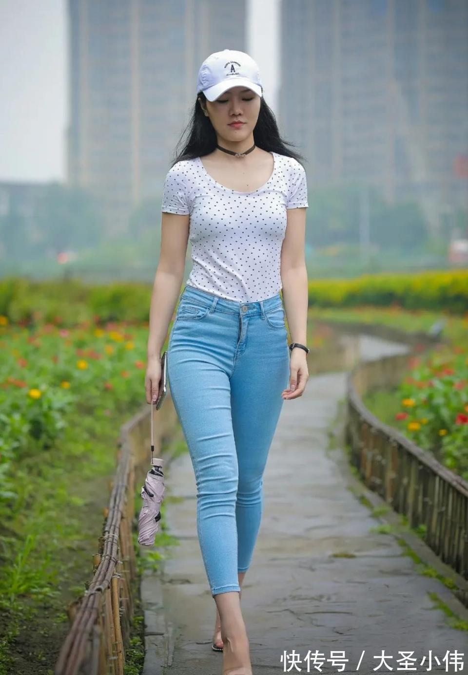 dvd|美女街拍:非常自信的气质美女,看起来“油而不腻”,晚上下班一起吃个饭吧