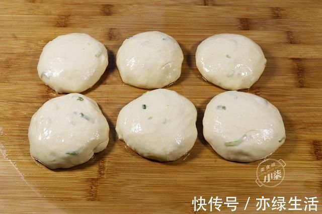 葱油饼的正确做法,不揉面不擀面,蓬松不油腻,比油条简单还好吃