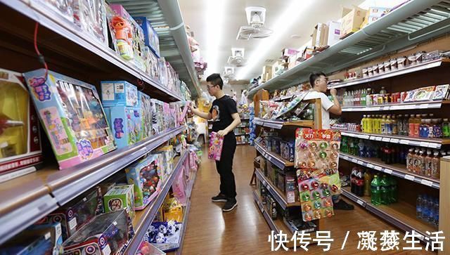 孙子|奶奶拿孙子写的小纸条去买玩具,老板看后当即明白,网友笑翻