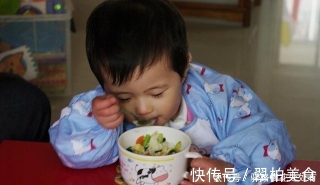 积食|吃一餐等同于10瓶罐头的“毒晚餐”,若娃经常吃,易积食变矮个
