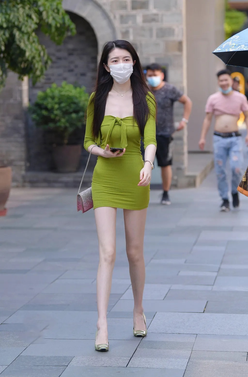 针织紧身裙搭配高跟鞋, 打造黄金比例的好身材