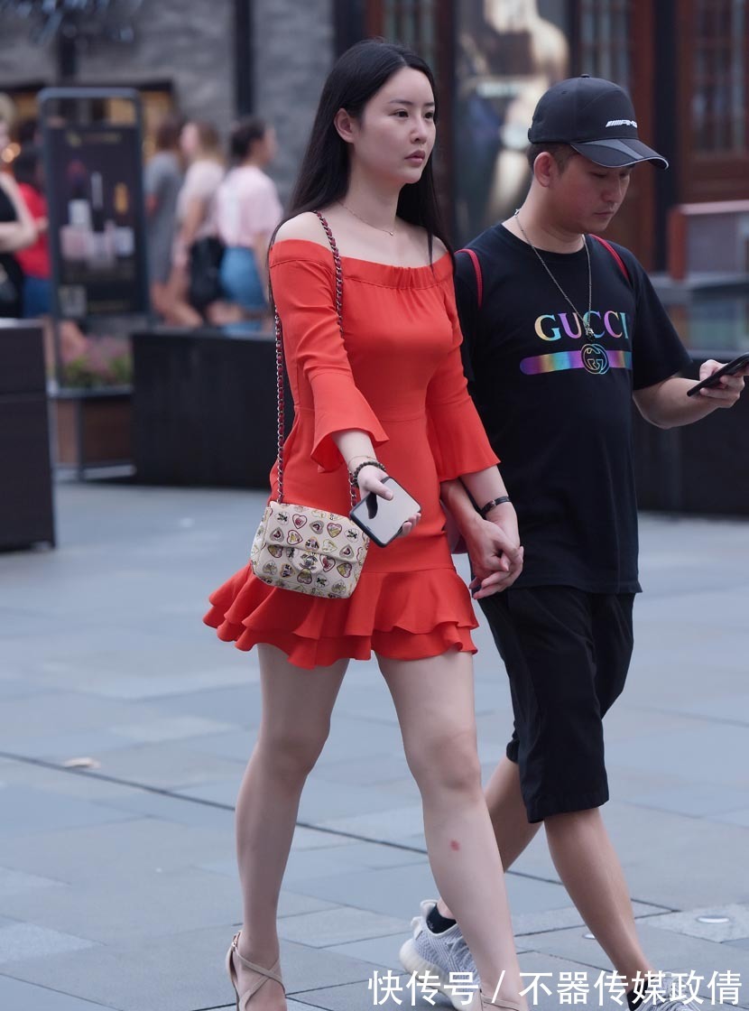 时尚|玫红皱褶修边七分袖连衣裙,更显青春时尚气质