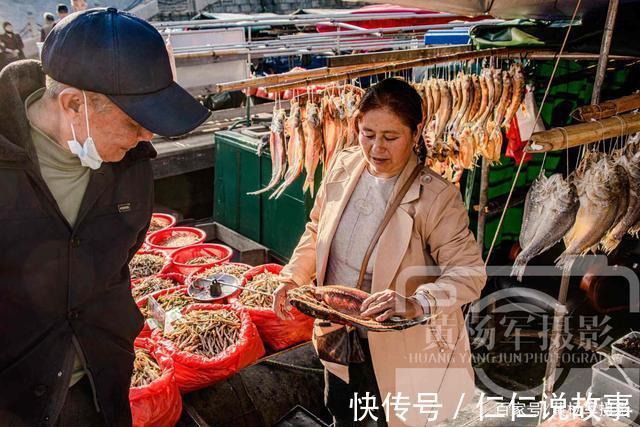 浮桥|赣州古浮桥距今840多年，冬天里的鱼市人气火爆，是国宝级文物