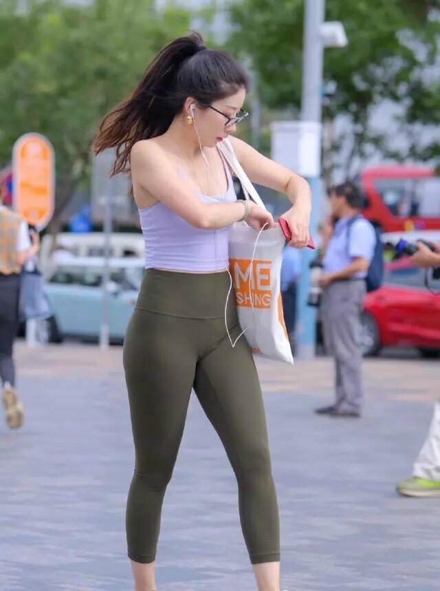 打底裤|灰色连衣裙休闲简约,配上小白鞋,动感连衣裙穿搭技巧分享给你