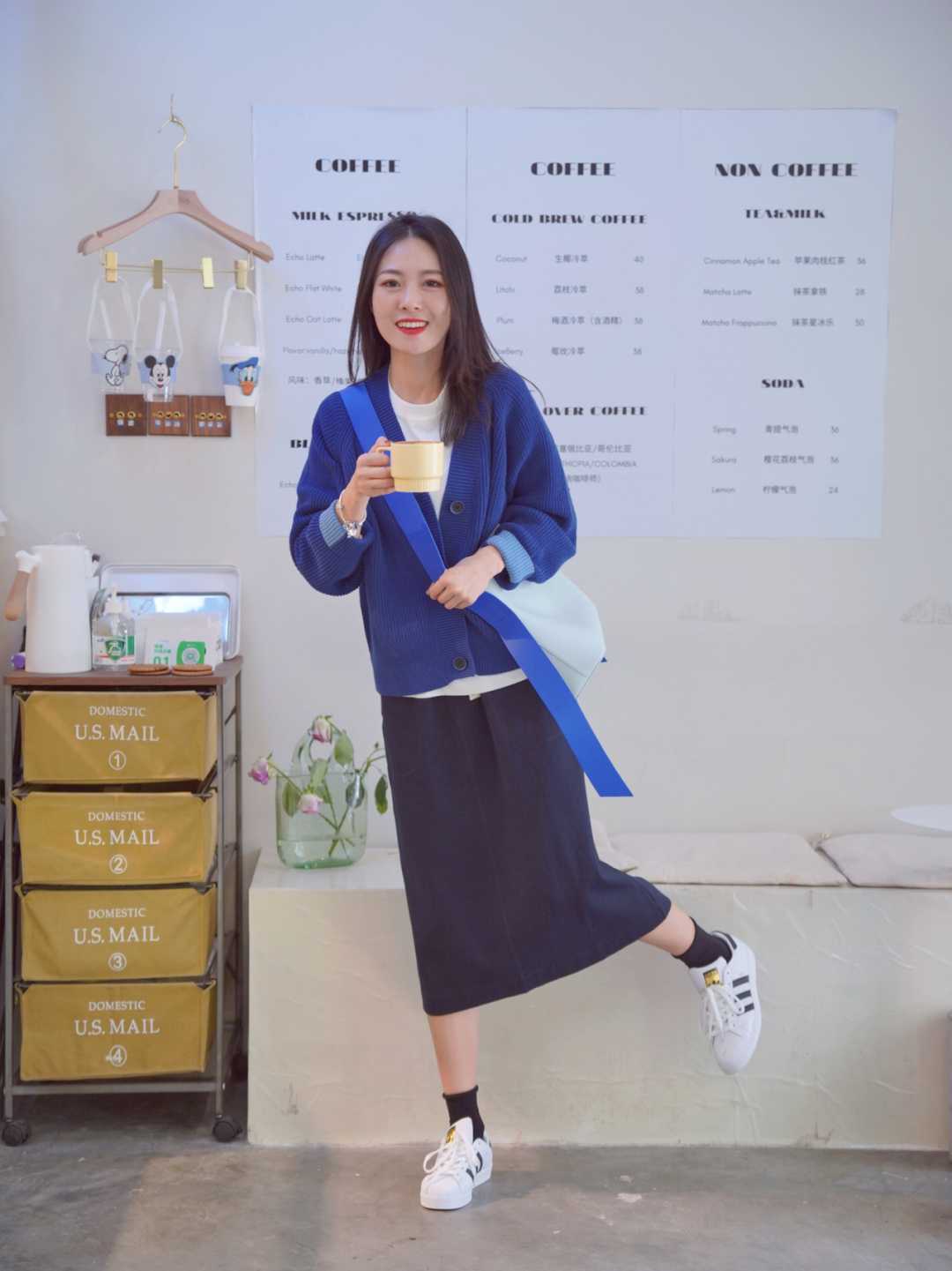 针织开衫 克莱因蓝不好配色?黑白红是标配,棕色米灰也可以“炒”一下CP