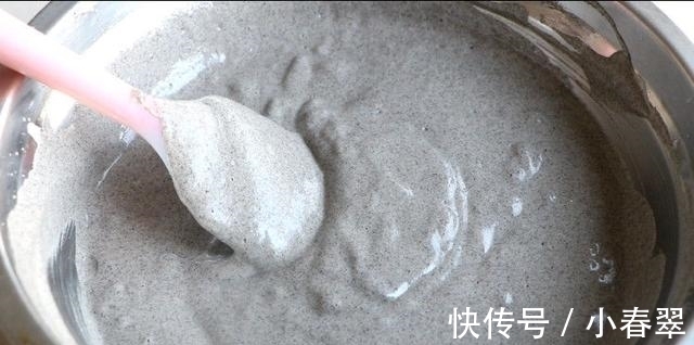 牛奶|黑米发糕做法,鸡蛋加牛奶上锅蒸一蒸,软糯香甜营养满满