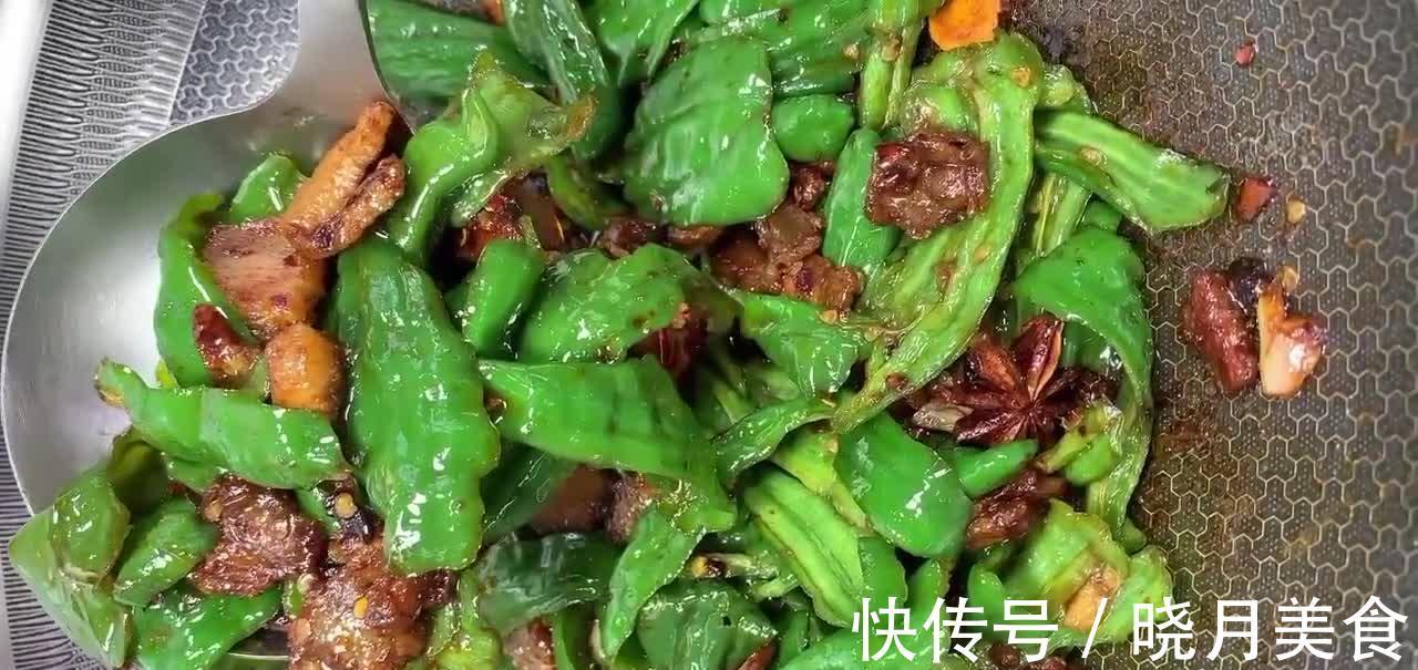 家常版辣椒炒肉，辣椒香辣脆爽，肉片肥而不腻，既解馋又美味