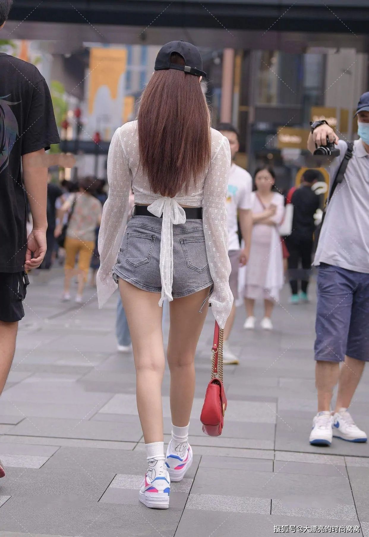 牛仔短裤 网纱上衣搭配灰色牛仔短裤潮流感十足,魅力无限!