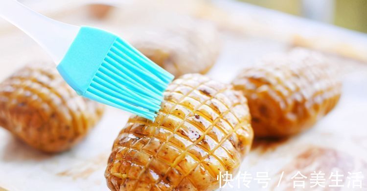 土豆的创意吃法,放进烤箱里面一烤,外脆里软,相当好吃