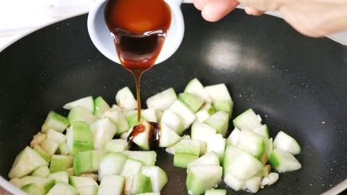 做疙瘩汤用水和面就错了,换成它,疙瘩又小又匀还劲道,吃不够