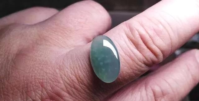 挂件珠子小|任性料主拿下翡翠料子自己雕刻,成品让人苦笑不得,气的直接扔了