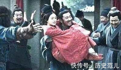 扎心|扎心对联!上联“原配夫妻脚挨脚”,下联看了很现实!