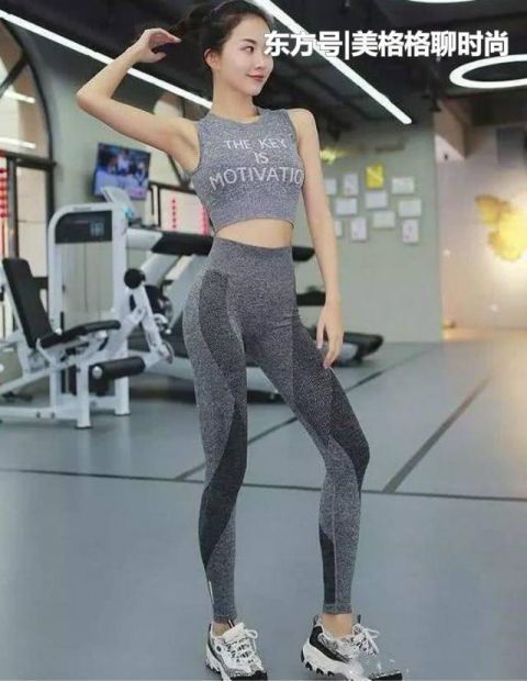 唯美|街拍打底裤的打扮释放出唯美女神气质,别致潮流,年轻有气质