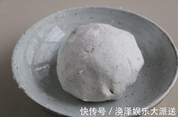 芋头|芋头做成的红糍粑,1块芋头1把糯米饭,软糯又香甜