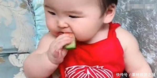 葡萄|爸爸喂女儿吃西瓜,儿子自己啃瓜皮,网友笑了儿子充话费送的吧